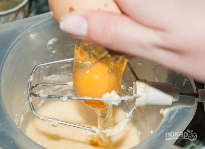 Затем по одному добавьте яйца.