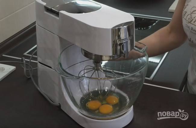 1. Яйца комнатной температуры взбивайте до густой пены не менее 5 минут.