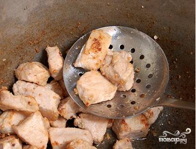 Обжарьте мясо на сильном огне до образования аппетитной корочки. После выньте его из казана и отставьте на время.