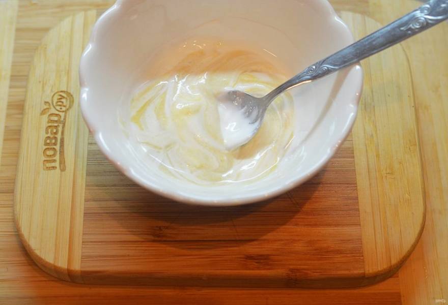 6. Йогурт смешайте с горчицей.
