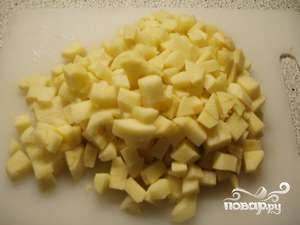 Нарежьте очищенный картофель небольшими кубиками.