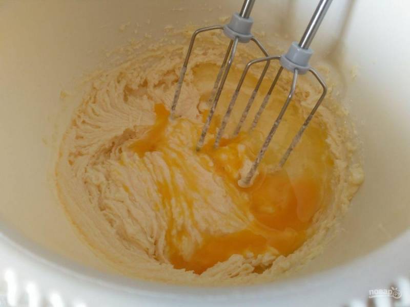 Взбейте сливочное масло с сахаром с помощью миксера, добавляя яйца по одному.