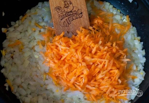 Морковь и лук почистите и измельчите. Обжарьте овощи до золотистого цвета в масле.