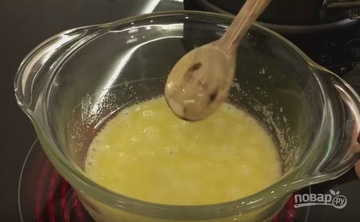 4. Для приготовления сиропа в кастрюле растопите небольшой кусок масла, добавьте к нему полстакана сахара, варите до красивого золотисто-карамельного цвета. Помешивайте.