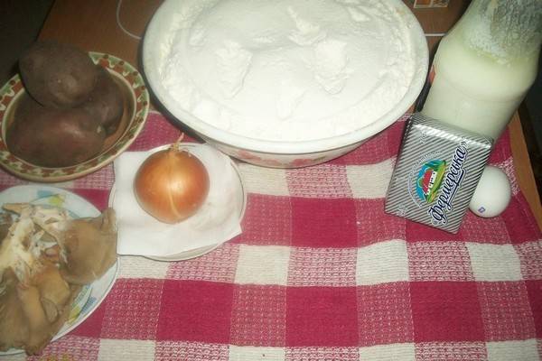 1. Готовим продукты и замешиваем тесто. Муку используйте высшего сорта. 