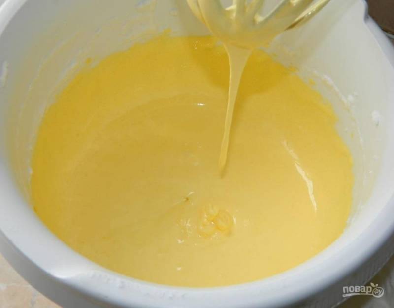 Для приготовления теста взбейте яйца с сахаром. Влейте молоко и подсыпьте муку с содой.