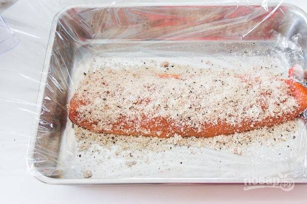 2.	Выложите филе лосося кожей вниз, затем посыпьте оставшейся частью специй.