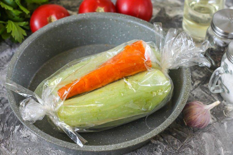 Промойте кабачки и морковь, корнеплод очистите от кожуры. Срежьте хвостики со всех промытых овощей и выложите их в рукав для запекания. Тщательно завяжите концы рукава и поместите овощи в форму. Разогрейте духовку до 250 градусов и запеките содержимое формы около 20-25 минут до полной готовности.
