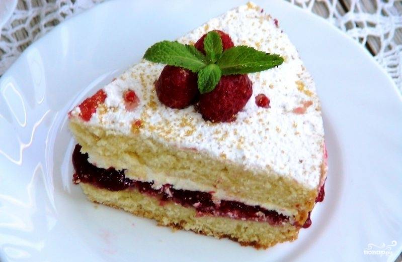 Украсьте торт сахарной пудрой и свежими ягодами. Приятного чаепития!