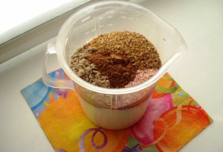 Налейте кефир в стакан, добавьте отруби, льняную муку, какао-порошок и перемешайте. 