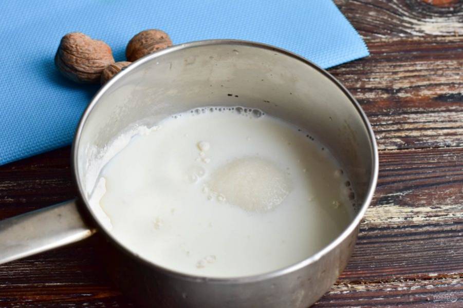 В ковш влейте молоко, всыпьте сахар и добавьте ванилин с мукой (2 ст. ложки).