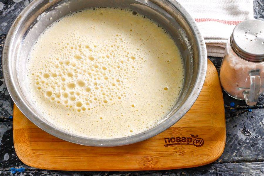 Затем влейте в тесто кипяток и сразу же перемешайте. Помните, что кипяток вливается после добавления муки, иначе яичная масса может свернуться! Добавьте растительное масло и перемешайте тесто.