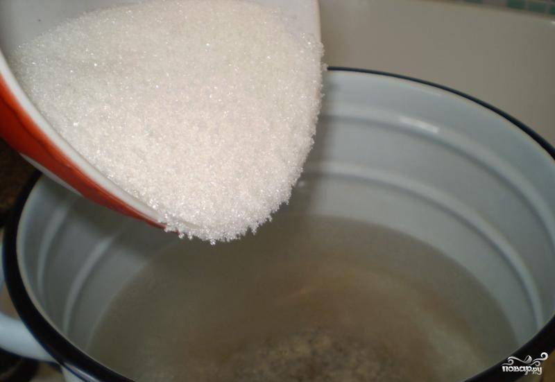 Затем добавьте в воду сахарный песок. Если вы любите компоты послаже, тогда просто увеличьте количество сахара. Если хотите получить кислый напиток, не добавляйте его вовсе. 