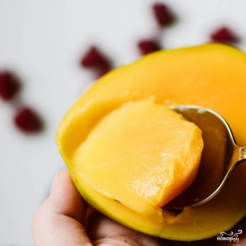 2. Мякоть манго выложите в кружку или мисочку блендера.