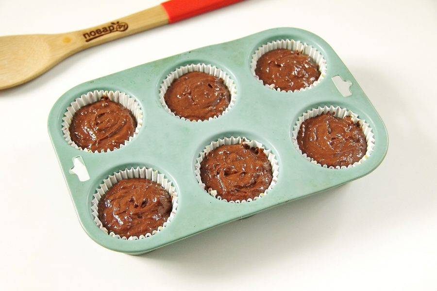 В формочки для кексов вложите бумажные капсулы и разложите шоколадно-ореховое тесто. Из данного количества получается 6 кексов. Выпекайте в предварительно разогретой до 175 градусов духовке около 35 минут.