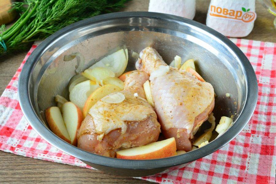 К курице добавьте нарезанный полукольцами репчатый лук. Добавьте нарезанные средними дольками яблоки. Хорошо перемешайте компоненты.