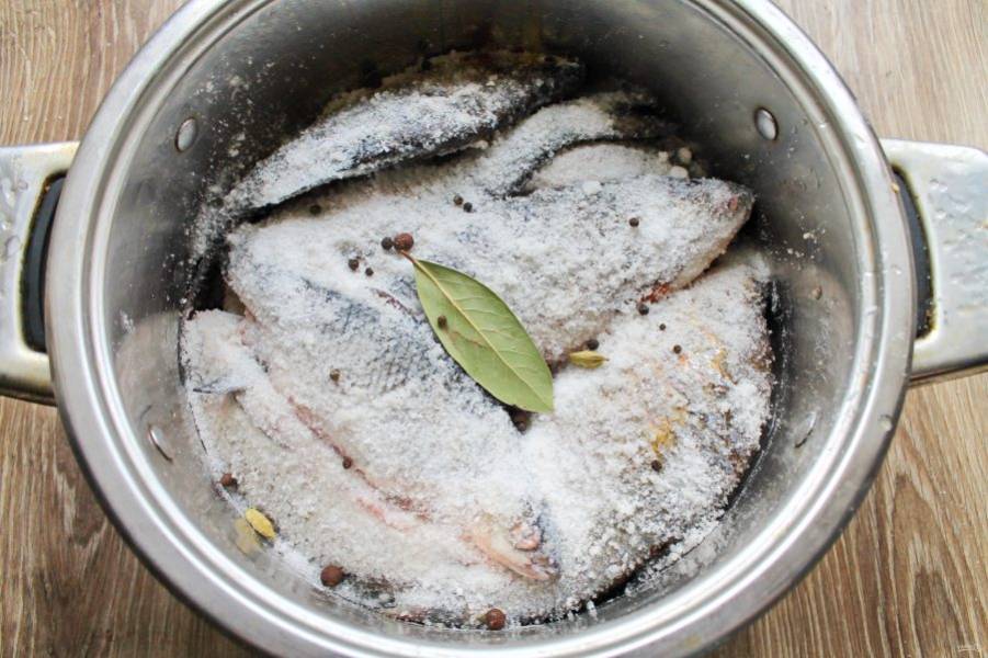 Слоями выложите всю рыбу и сверху хорошенько засыпьте солью.