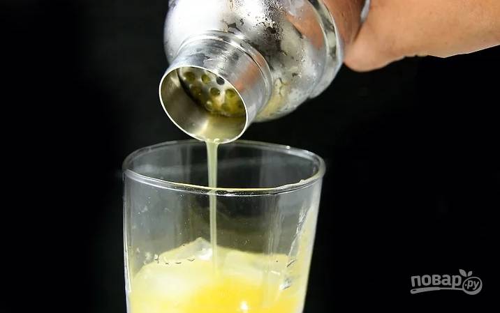 5. Вылейте готовый коктейль и украсьте по желанию стакан ломтиком ананаса. Подавайте к столу! 