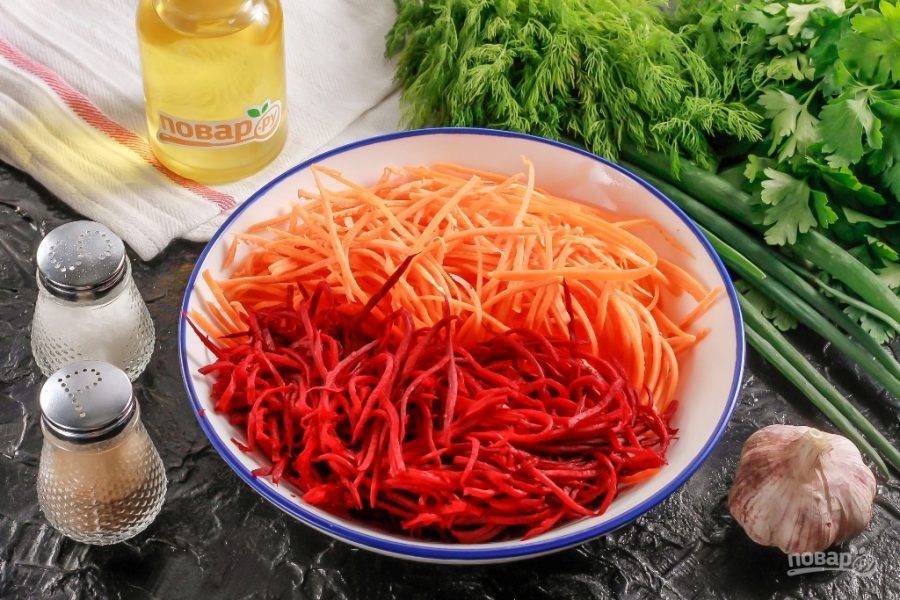 Очистите морковь и свеклу от кожуры, промойте в воде. Натрите каждый очищенный корнеплод на терке для моркови по-корейски.