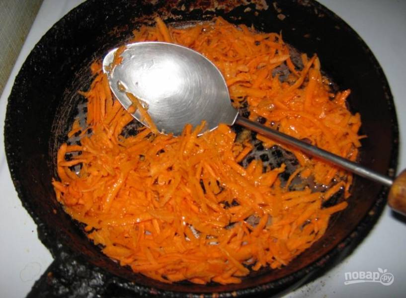 Затем морковь обжарьте до мягкости в разогретом масле, помешивая. Потом влейте немного воды в сковороду. Прокипятите её 1 минуту.
