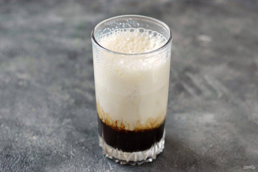 Аккуратно влейте взбитое молоко в стакан с кофе.