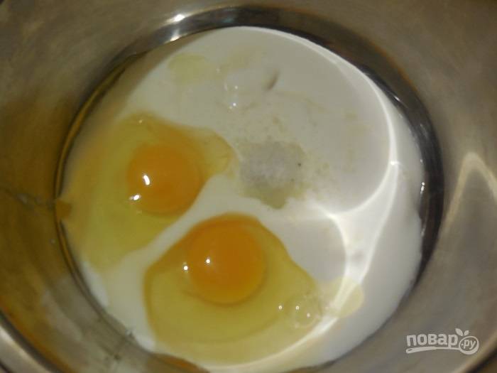 Сначала приготовьте тесто: в глубокой миске смешайте яйца, майонез, сметану и соду.