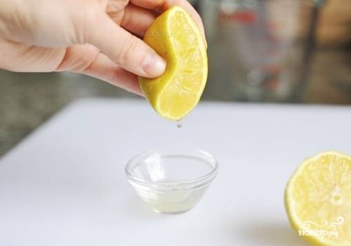 Выдавить сок из половинки лимона. 