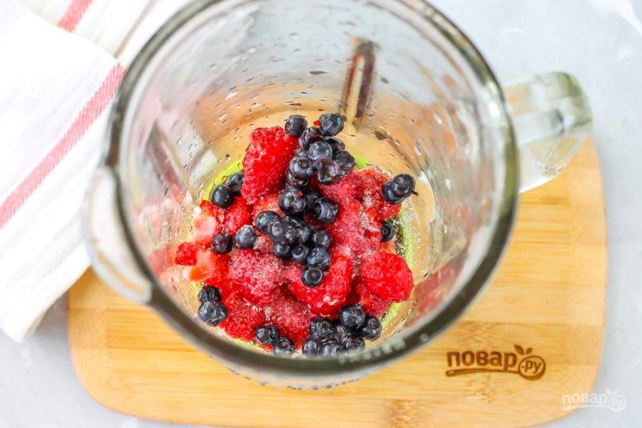 Промойте ягоды черники или голубики, смородины. Удалите веточки и листочки, всыпьте их в чашу блендера.
