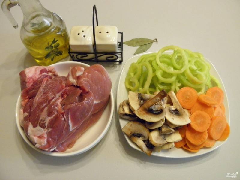 Подготовьте продукты: мясо вымойте и обсушите, чтобы не стреляло во время жарки. Овощи вымойте, очистите, порежьте перец и морковь кольцами, грибы пластинками.
