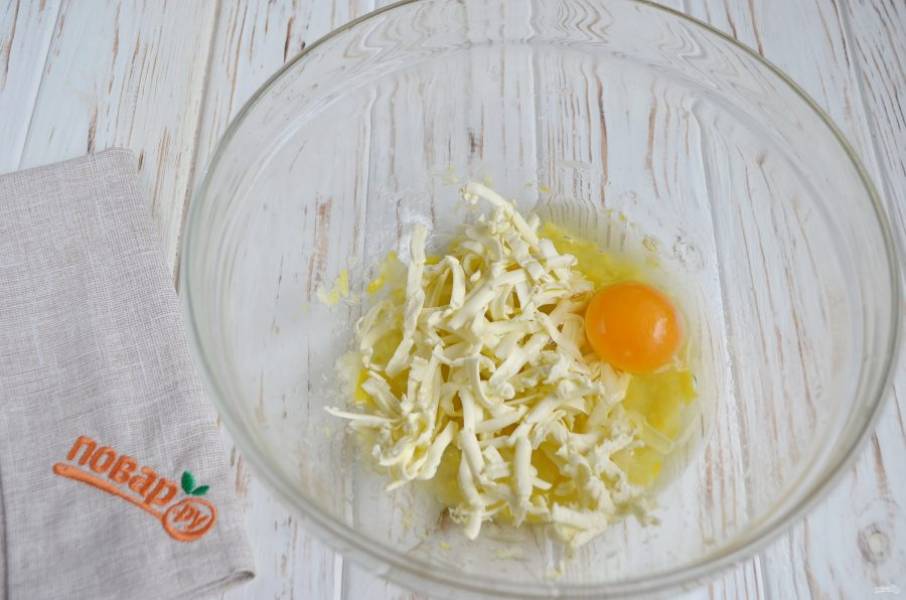 4. К лимону добавьте яйцо и сливочное масло. Его лучше измельчить.