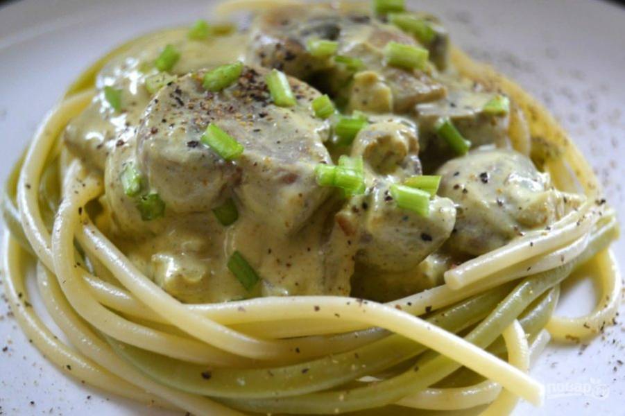 16.	Выложите спагетти на тарелку в форме гнезда, в середину уложите грибную начинку. Украсьте блюдо черным перцем и зеленым луком, подавайте его сразу.