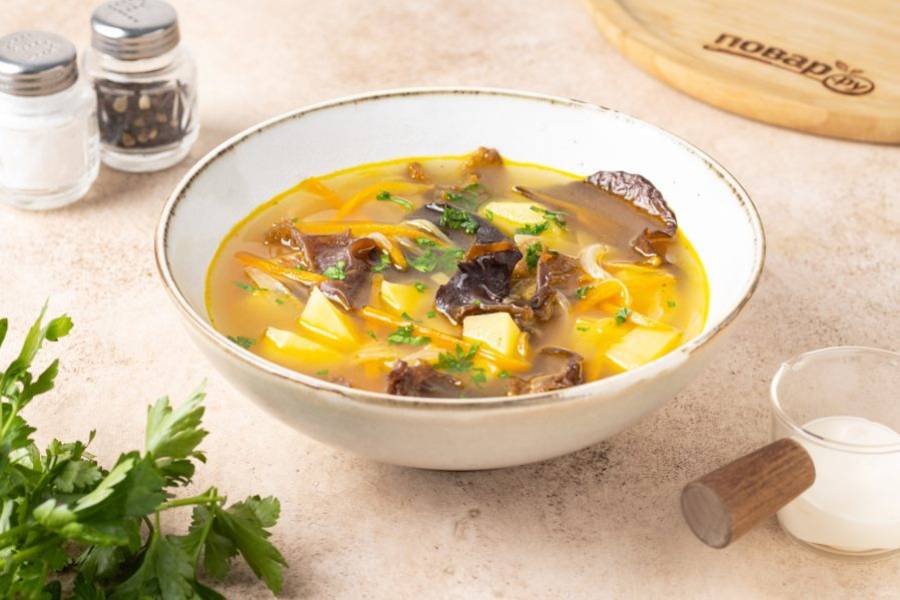 Суп с древесными грибами готов, приятного вам аппетита!