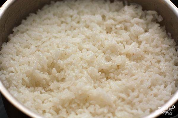 Сваренный рис пусть немного постоит под закрытой крышкой. Затем наливаем в него рисовый уксус, перемешиваем - и пусть остывает, потому что из горячего риса роллы не скрутишь.