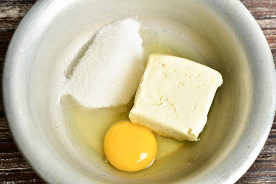 В миску вбейте яйцо, добавьте соль, сахар и сливочное масло.