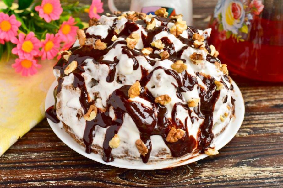 Залейте торт шоколадной глазурью, посыпьте орешками. Дайте торту пропитаться хотя бы в течение  часа. Затем подайте его к столу. Приятного аппетита!