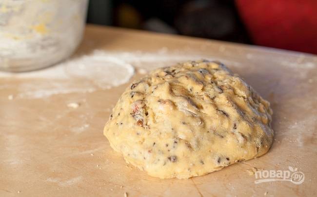4. Выложите в тесто орешки и прочие добавки (если используете). Тщательно перемешайте, чтобы получилось однородное тесто. 