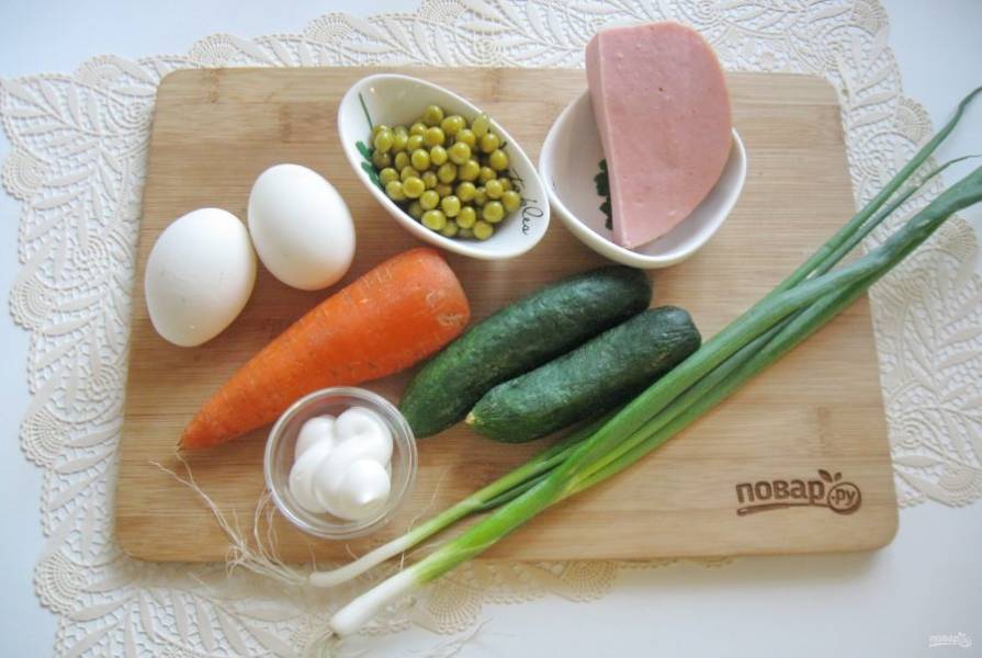 Зеленый горошек с колбасой на завтрак, рецепт с фото