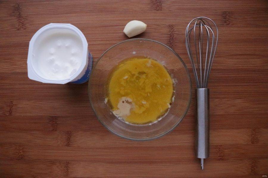 Приготовьте соус. Тхину смешайте с 1 столовой ложкой лимонного сока и 0,5 столовой ложки оливкового масла. Добавьте измельченный чеснок и перец по вкусу. Соедините полученную смесь с йогуртом. 