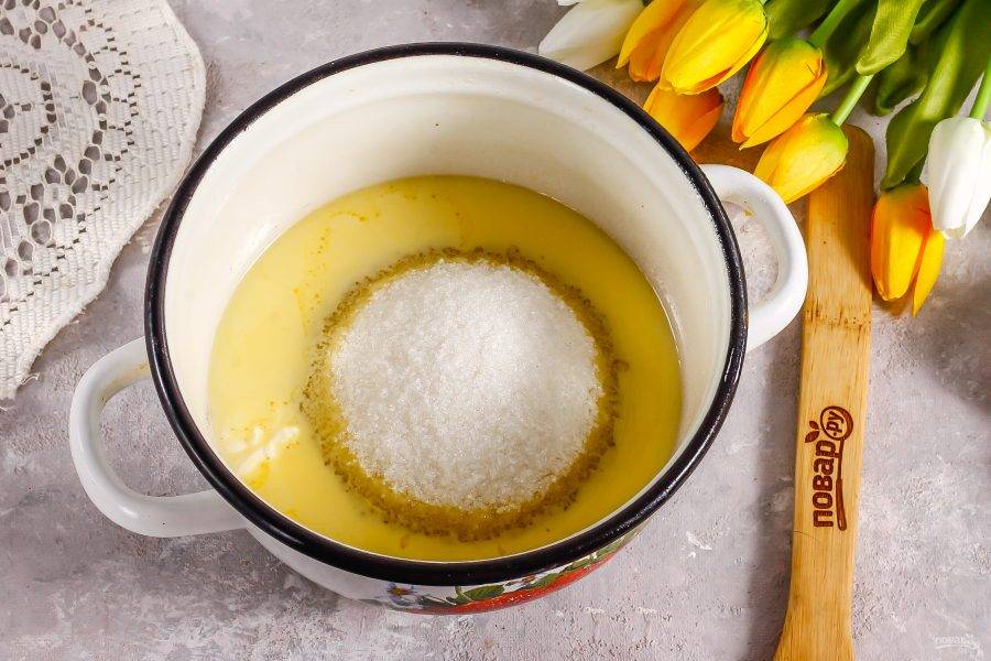 Растопите в кастрюле сливочное масло для теста и всыпьте туда сахарный песок.