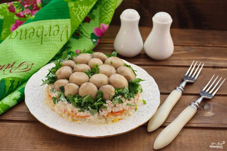 Как приготовить Грибная поляна салат с шампиньонами и курицей рецепт пошагово