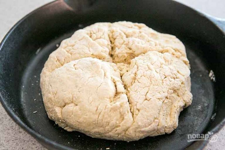 4.	Выложите хлеб в чугунную сковороду и сделайте крестообразный надрез.