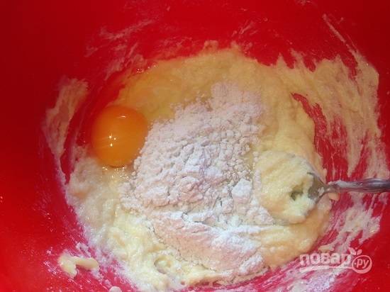4. В масляно-сахарную смесь добавляем яйцо и столовую ложку смеси муки, размешиваем. Добавляем второе яйцо и еще ложку смеси, опять перемешаем до однородности.