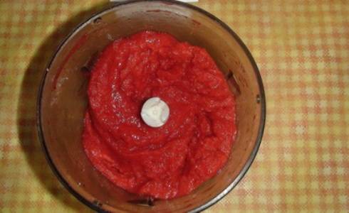 5. Измельчаем в блендере клубнику или любые другие ягоды на ваш вкус.