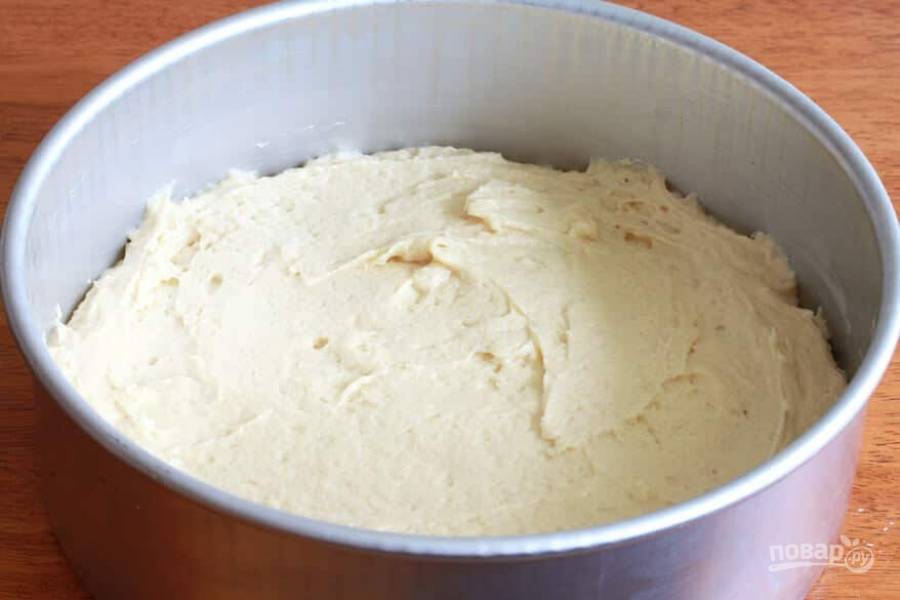 7.	Смажьте форму для выпечки сливочным маслом, выложите в нее тесто и разровняйте.