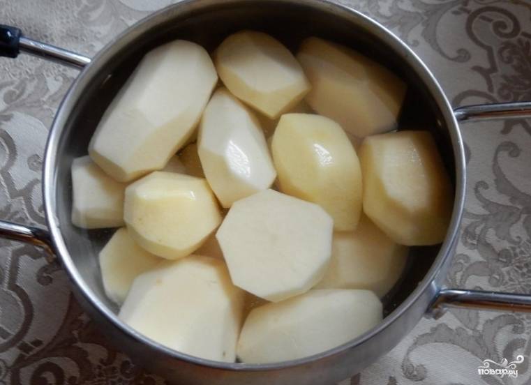Картофель очищаем, промываем и разрезаем на четвертинки. Варим до готовности. Солим по вкусу.