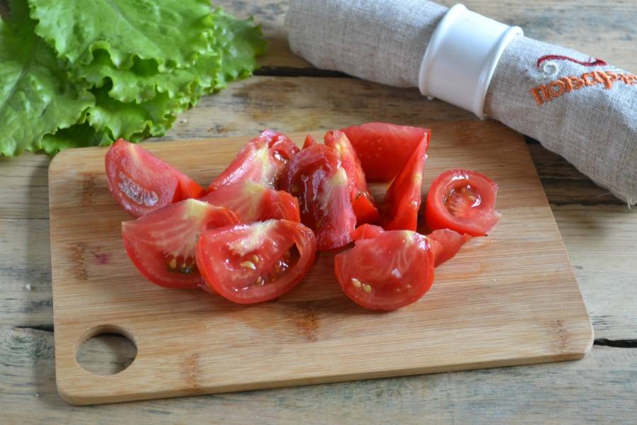 Рецепт салата Цезарь с курицей, сухариками, пекинской капустой и помидорами