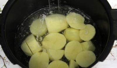 Кладем картофель в чашу мультиварки, заливаем водой, так чтоб она покрыла его на 1см. Солим и готовим в режиме "Тушение" 30 минут.