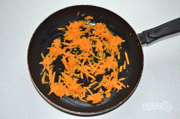 Обжарьте морковь на сковороде с разогретым маслом, в течение 3 минут, помешивая. Она должна стать мягкой, но не поджариться. 
