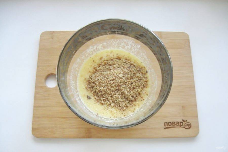 Грецкие орехи подсушите в сковороде, измельчите и выложите в тесто.