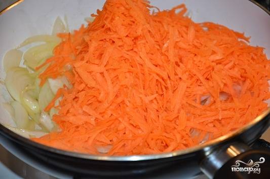 Чистим лук и морковь. Нарезаем лук и натираем морковь на крупной терке. Обжариваем минут 10.